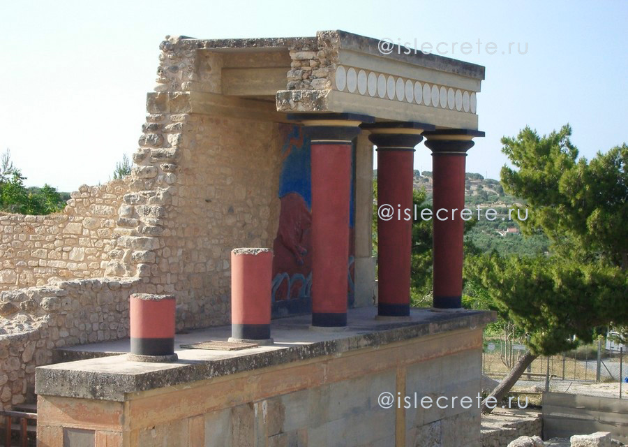 Фото: Северный вход с фреской "Охота на быка" (Кносский дворец, Крит)